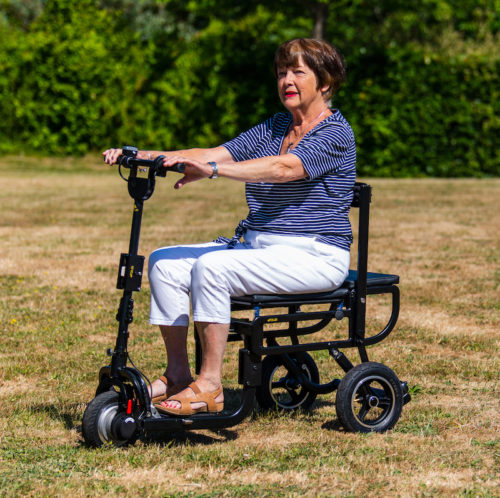 Un scooter pliant électrique électrique , modèle E-FOLDI LITE , avec sa batterie directement intégrée . Pratique durable et respectueux de l'environnement . Le choix intelligent de mobilité urbaine . Accédez à la description complète du produit ci-dessous .