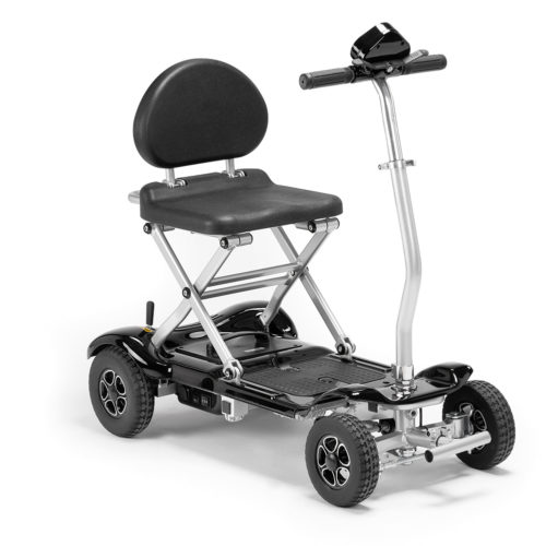 Image d'un scooter PMR électrique, adapté aux personnes à mobilité réduite, avec un siège confortable et des caractéristiques spéciales pour faciliter la conduite en toute sécurité.