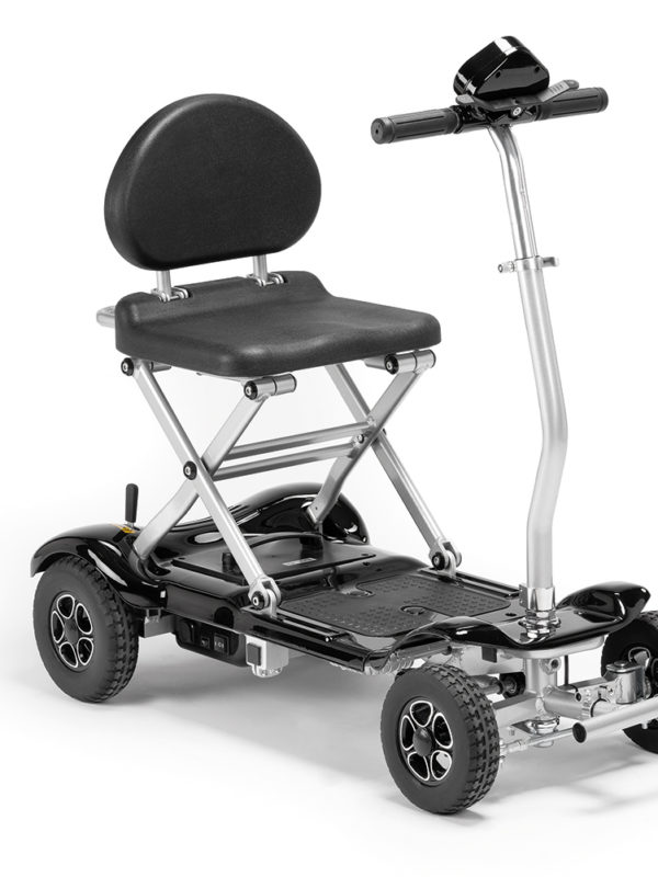 Image d'un scooter PMR électrique, adapté aux personnes à mobilité réduite, avec un siège confortable et des caractéristiques spéciales pour faciliter la conduite en toute sécurité.