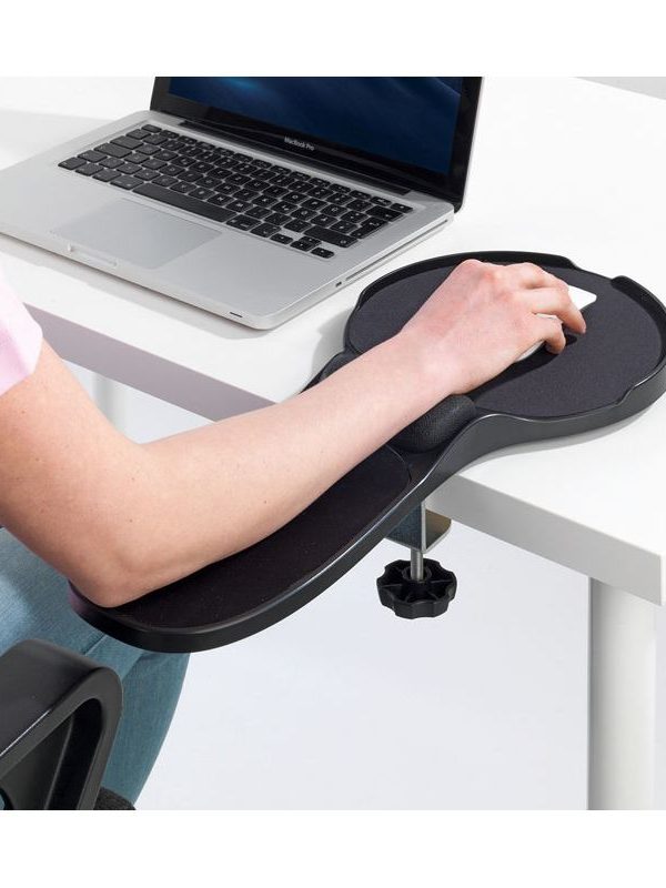 Photo d'un tapis de souris ergonomique avec repose-bras en mousse à mémoire de forme, offrant un soutien confortable pour le poignet et réduisant la fatigue lors de l'utilisation de la souris.