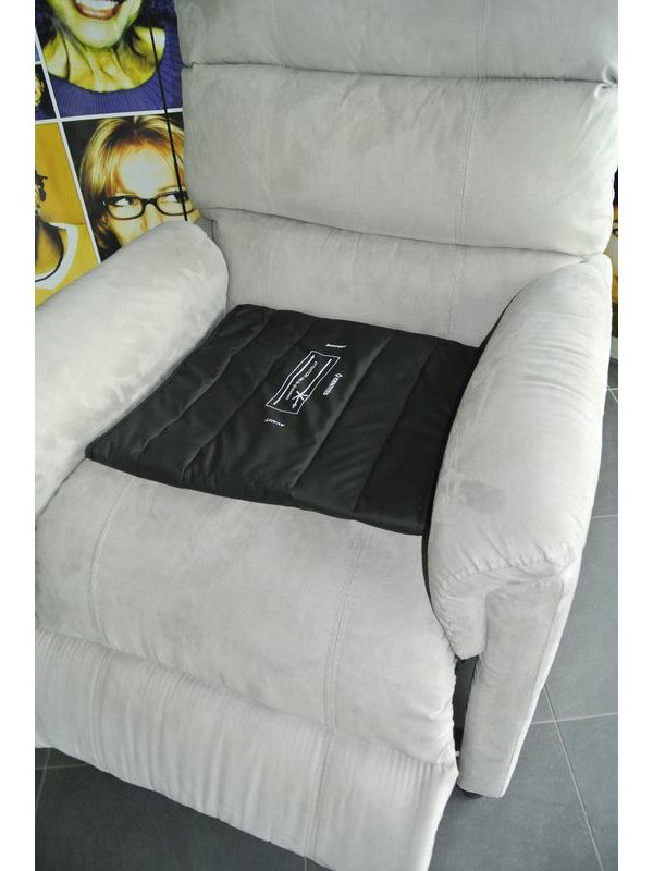 Nous avons re-développé un coussin permettant de redresser une personne assise sans qu'elle ne glisse à nouveau en avant. Ce coussin est réalisé à partir d'un tissu spécifique qui lui empêche de coulisser sur lui-même dans les 2 sens. Dessus en tissu respirant avec indication du bon sens de pose et dessous en tissu antidérapant. L'ensemble est molletonné pour davantage de confort d'assise. Dimensions généreuses pour le manipuler facilement lorsque la personne est assise dessus: larg. 41 x prof. 41 cm. Epaisseur 5 mm