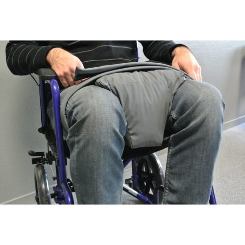 Notre séparateur de jambes PositPro permet de sécuriser et protéger les jambes d'une personne en fauteuil, grâce à une contention douce et confortable. Il est muni d'une double sangle à velcro pour l'entourer autour des jambes. L'intérieur du séparateur est garni de flocons de mousse visco-élastique à mémoire de forme 50-60 kg/m3 pour le confort et le côté respirant du produit. L'enveloppe polyester enduite de polyuréthane est imperméable et désinfectable avec tous les produits habituels et traitée anti-bactérien. Dimensions : larg. 9/26 x prof. 16 x haut. 20 cm. Sangle de longueur 63 cm de chaque côté du coussin. Poids 500 gr. Coloris gris.
